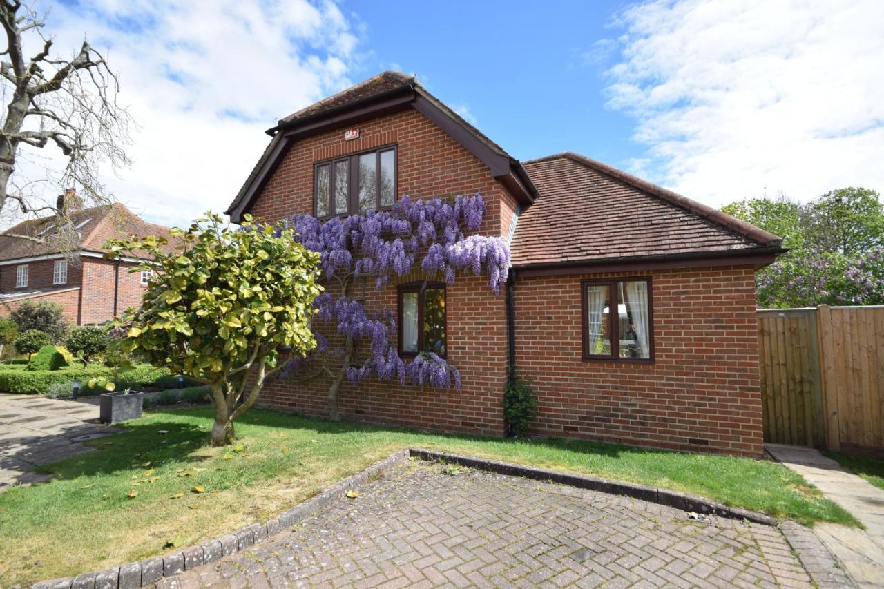 Wisteria Way, Tangmere Екстериор снимка