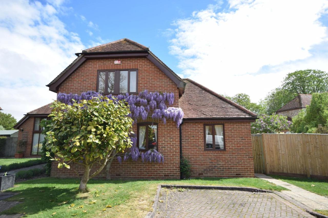Wisteria Way, Tangmere Екстериор снимка